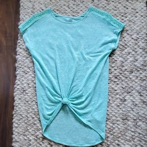 Child shirt with lace design on shoulders